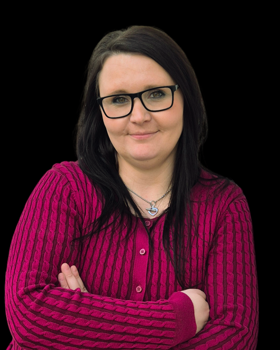Sandra Weber Porträt einer Frau mit langen, dunklen Haaren und einer Kette, die eine Brille trägt.